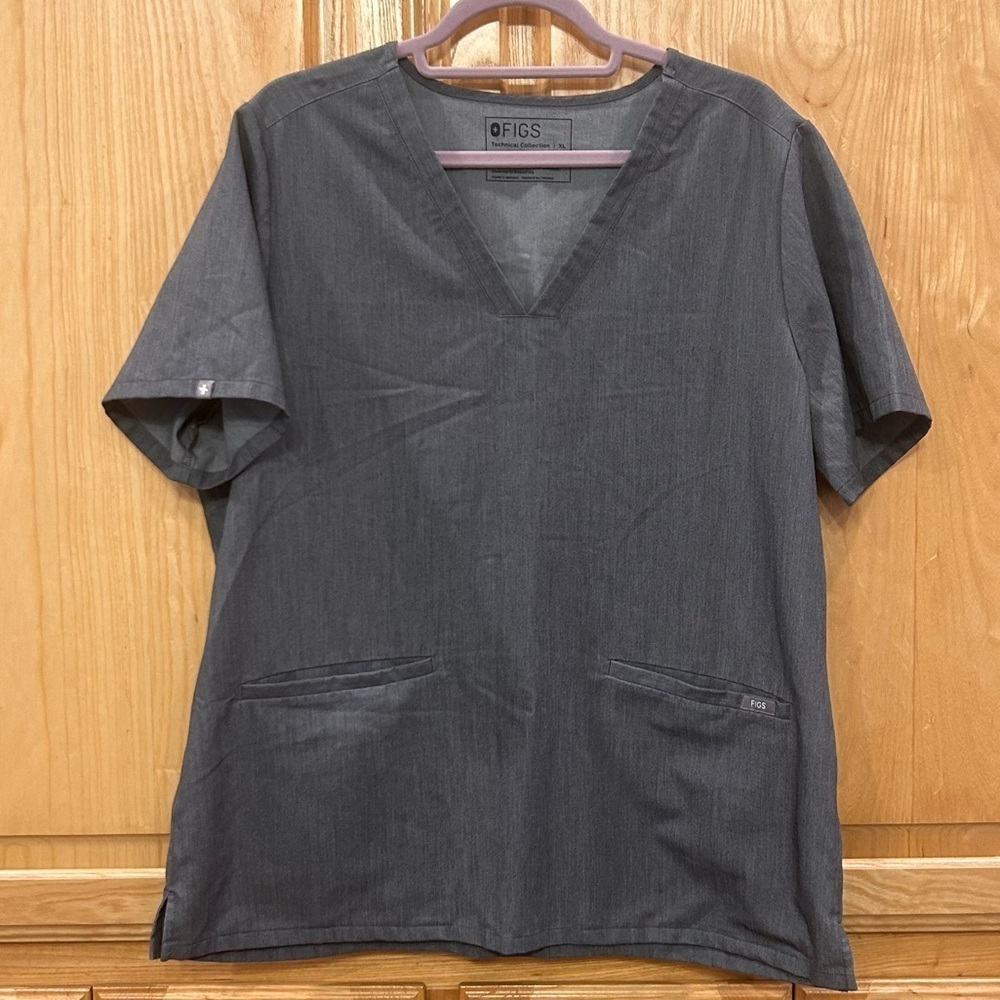 FIGS Casma Three Pocket Top